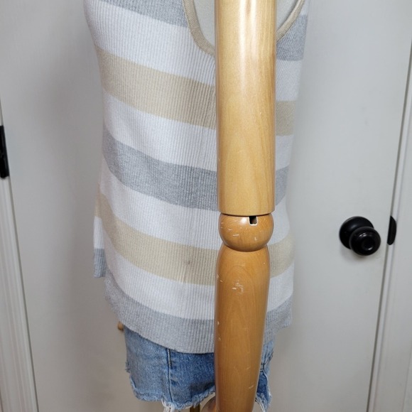 Halston V-Neck Tank Top Sleeveless Blouse Size Medium - Picture 7 of 11